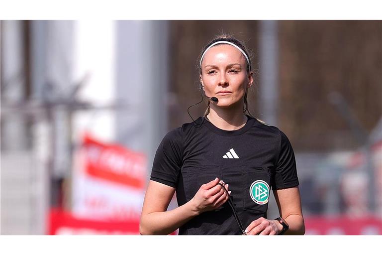 Schiedsrichterin Fabienne Michel beim Spiel der Stuttgarter Kickers gegen Kickers Offenbach. Nur eine Woche später wurde sie Opfer von Sexismus.