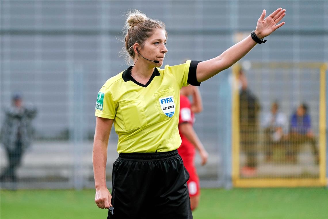 Schiedsrichterin Karoline Wacker von den Sportfreunden Großerlach hat ihr 50. Spiel in der Frauen-Bundesliga gepfiffen, was zugleich ihr erstes Geisterspiel war. Foto: Imago