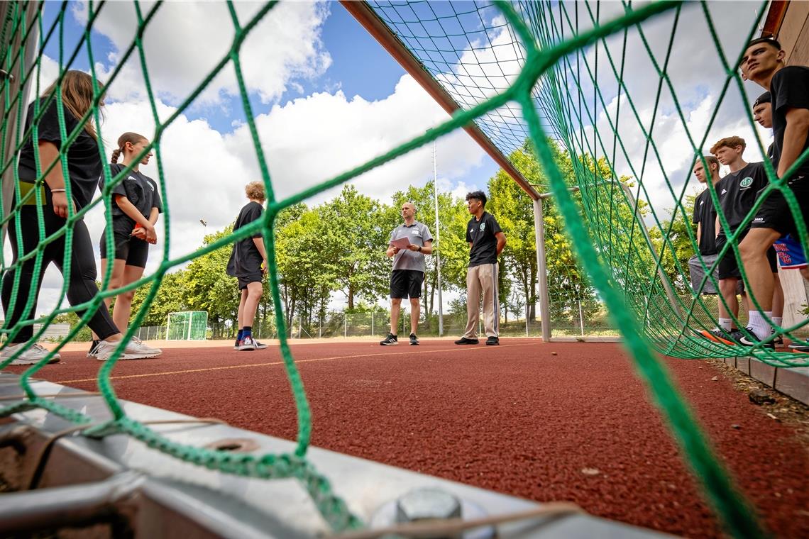 In einer Woche zum Junior-Referee im Fußball Schiedsrichterobmann Michael Keller (graues Shirt) erklärt den Schülern, worauf bei der Überprüfung eines Tors zu achten ist. Foto: Alexander Becher