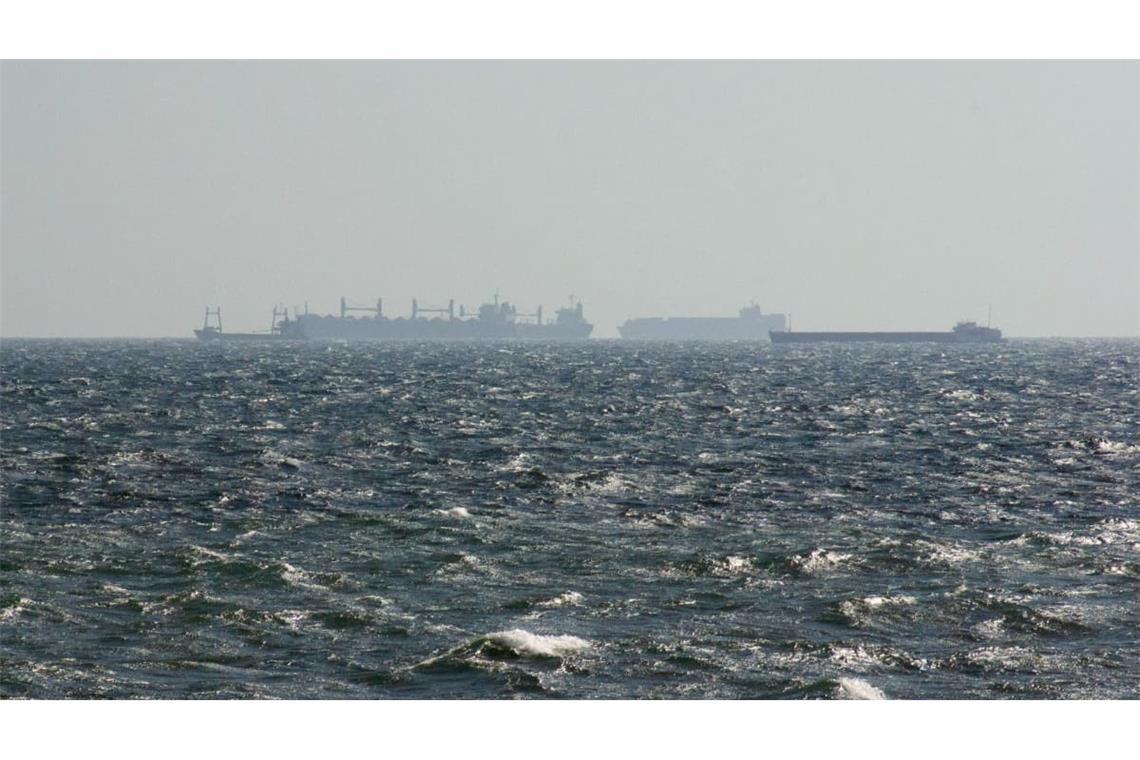 Schiffe am Horizont warten auf Einlass in den Hafen Constanta. Wegen des russischen Angriffskriegs gegen die Ukraine wird der Transport des weltweit benötigten ukrainischen Weizens über ukrainische Schwarzmeer-Häfen behindert. (Symbolbild).
