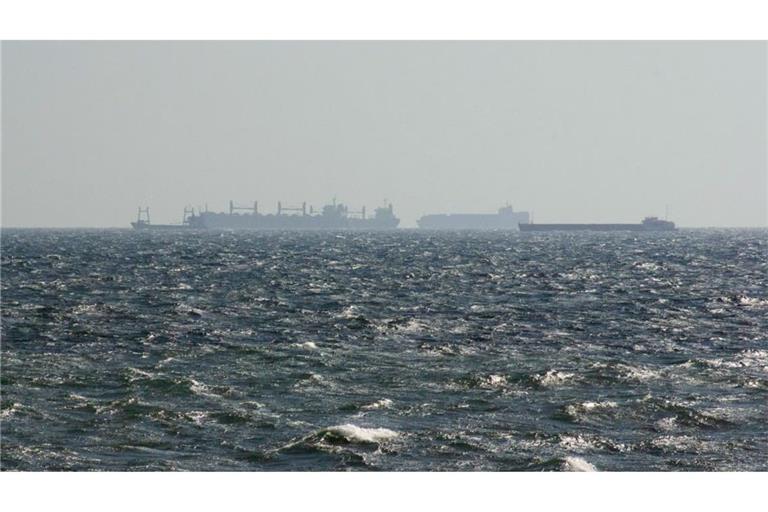 Schiffe am Horizont warten auf Einlass in den Hafen Constanta. Wegen des russischen Angriffskriegs gegen die Ukraine wird der Transport des weltweit benötigten ukrainischen Weizens über ukrainische Schwarzmeer-Häfen behindert. (Symbolbild).