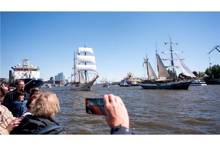 Schiffe fahren während der Einlaufparade zum Hamburger Hafengeburtstag auf der Elbe