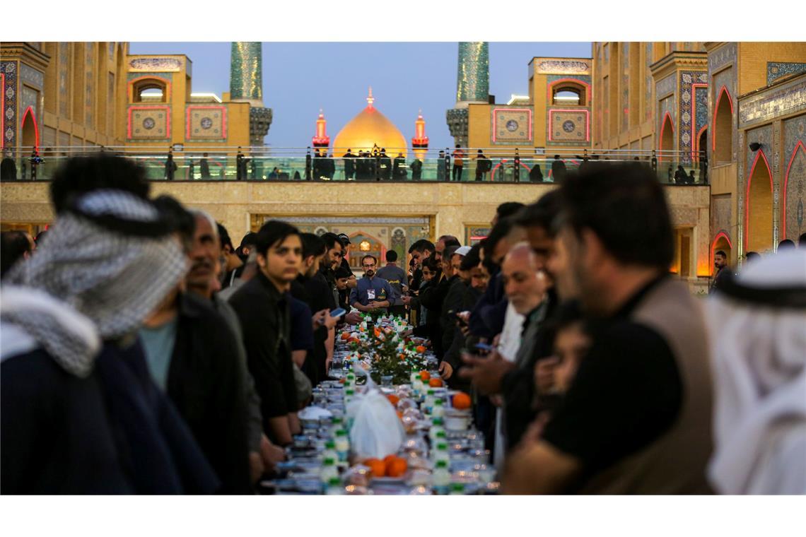 Bilder des Tages Schiiten brechen das Fasten während des islamischen heiligen Monats Ramadan im Imam-Ali-Schrein in Nadschaf, Irak.