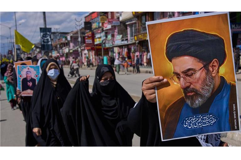 Schiitische Muslime halten ein Konterfei von Modschtaba Chamenei, Irans neuem Religionsführer und Staatsoberhaupt.