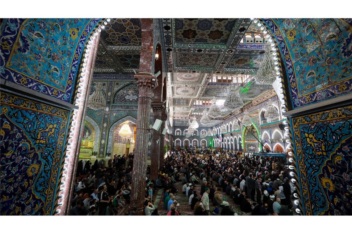 Schiitische Muslime verrichten ihre Gebete am Schrein von Imam Hussein in Karbala im Irak.