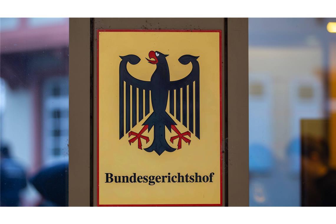 Frau tötet Tochter und Mutter - Urteil gegen Vater wegen Beihilfe bestätigt Schild am Bundesgerichtshof in Karlsruhe.