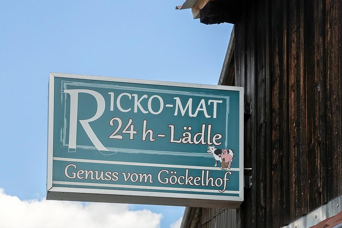 Salzkuchen, Eier, Wurst – rund um die Uhr Schilder am Hof machen aufs 24-StundenLädle aufmerksam.