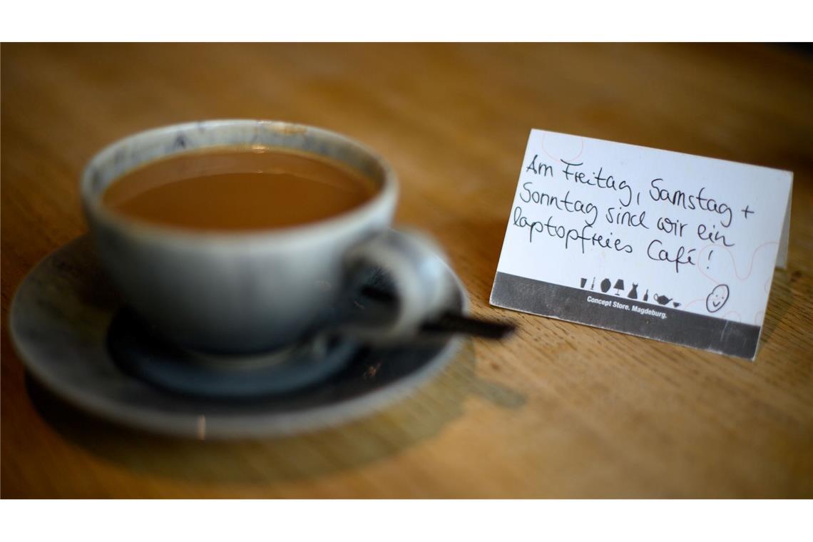 Warum Cafés Laptops verbannen Schilder auf den Tischen weisen im Cafe "Thies Wohnen und Leben" in Magdeburg auf die laptopfreien Tage hin.