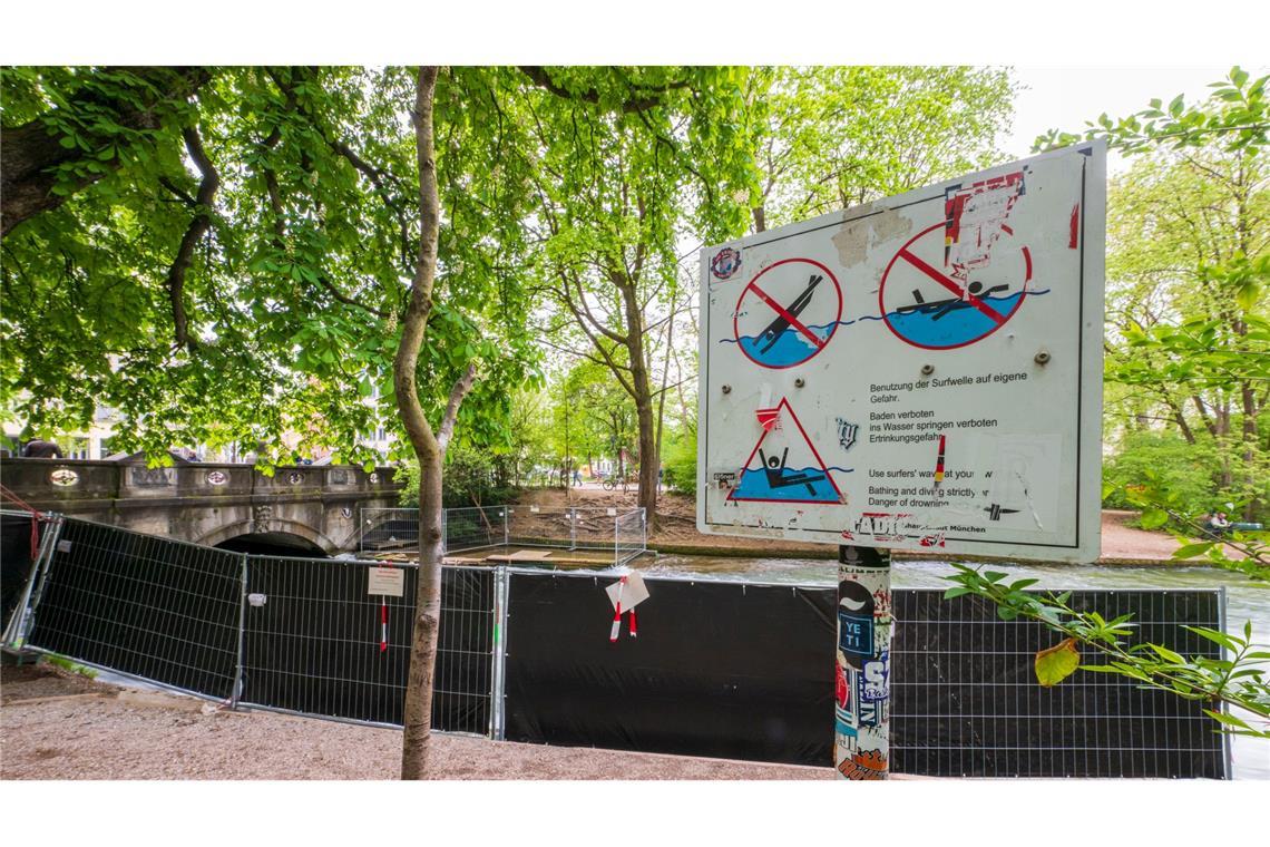Nach Tod einer Surferin: Wasser am Eisbach wird abgesenkt Schilder warnen vor der Gefahr an der Welle.