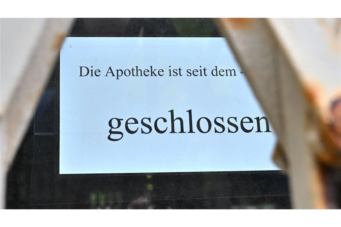 Schilder wie dieses sind immer wieder an Apotheken im Land zu finden (Symbolbild).