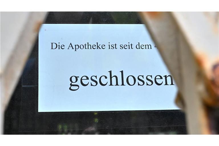 Schilder wie dieses sind immer wieder an Apotheken im Land zu finden (Symbolbild).