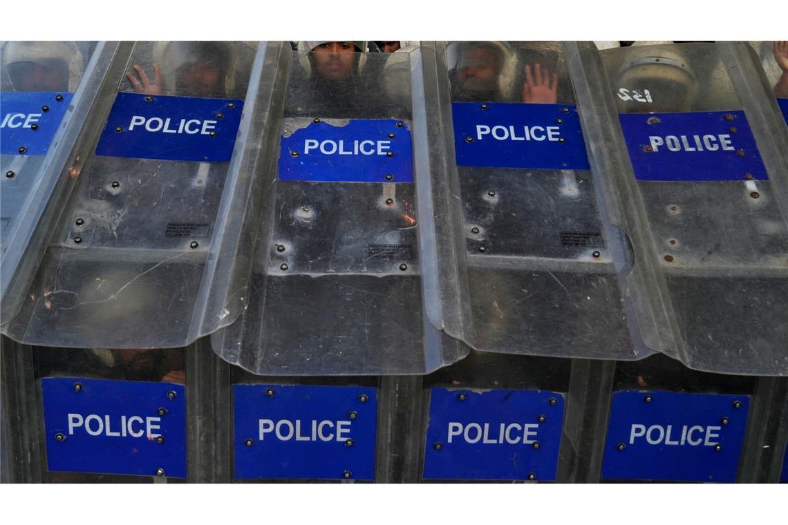 Bilder des Tages Schildwall: Pakistanische Polizisten beziehen Position am Rande eines pro-palästinensischen Marsches auf Islamabad.