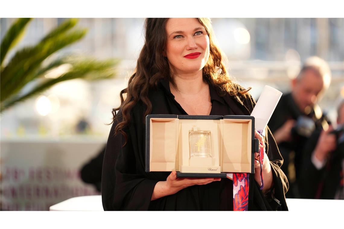 Cannes-Preis? Mascha Schilinski traute ihren Ohren nicht Schilinski teilt sich den Preis mit einem weiteren Regisseur.
