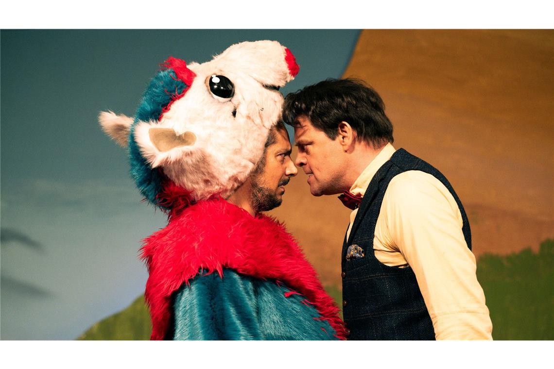 Schlagabtausch hinter den Kulissen. Der Puppenspieler Yassin Meret (Erkan Acar, li.) bietet dem Moderator Frank Anders (Max Giermann) die Stirn.