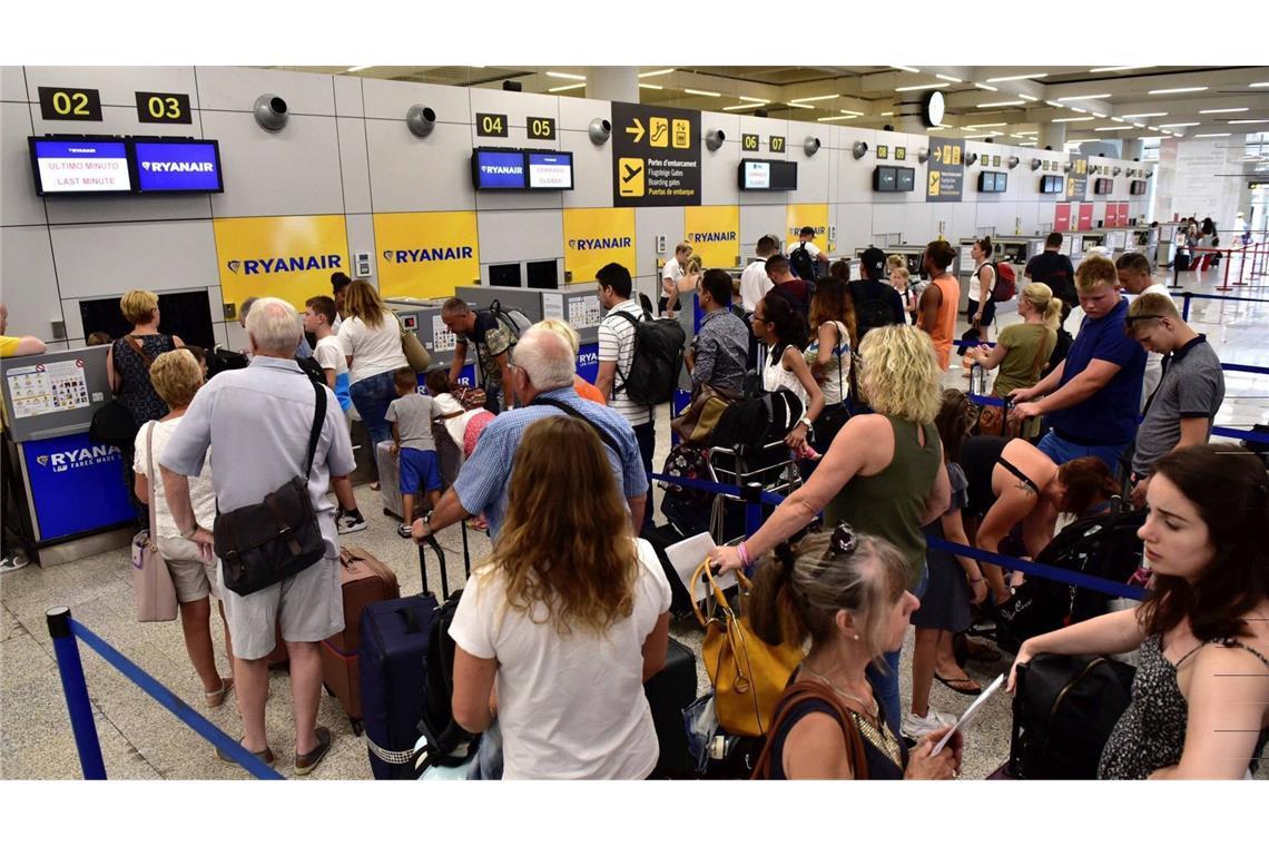 Schlange am Ryanair-Schalter auf Mallorca (Archiv).