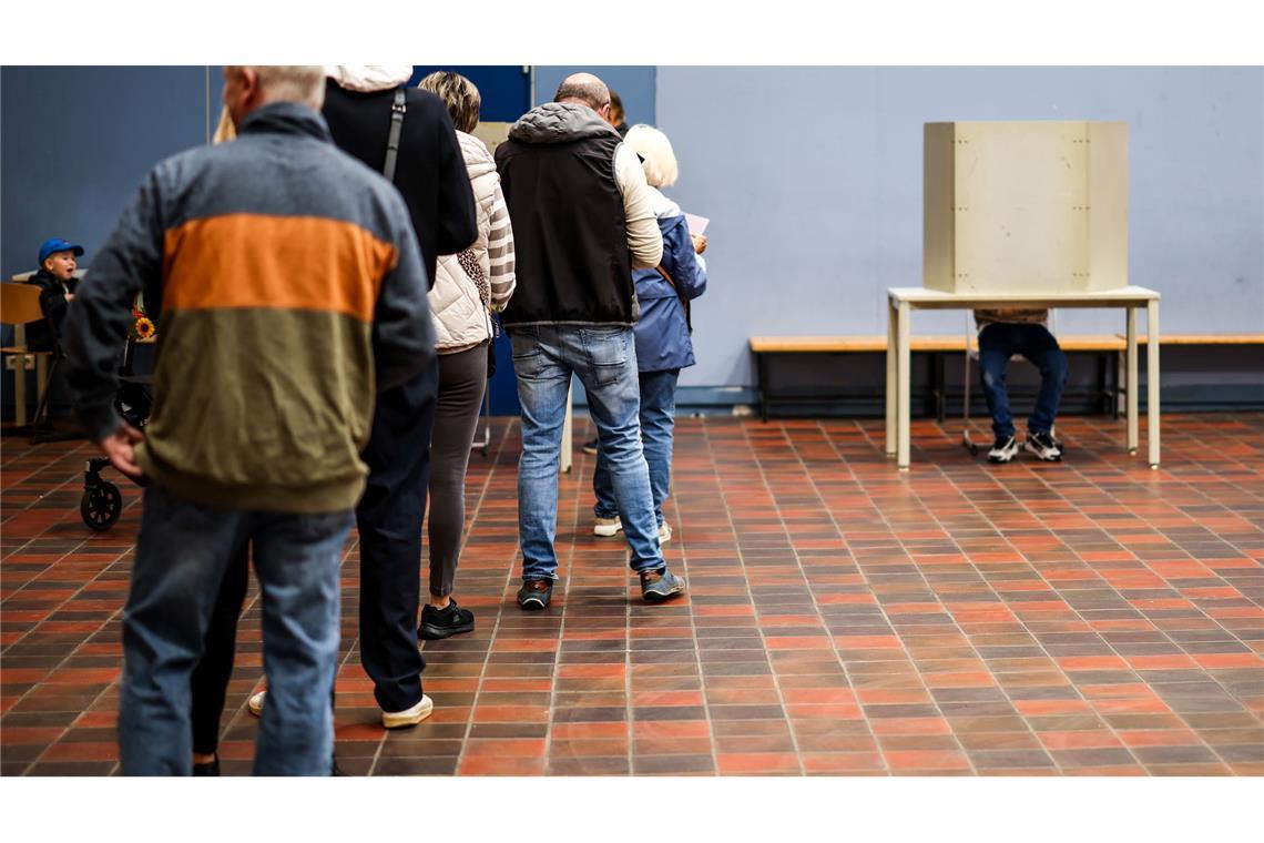 Schlange stehen bei den Kommunalwahlen in Nordrhein-Westfalen