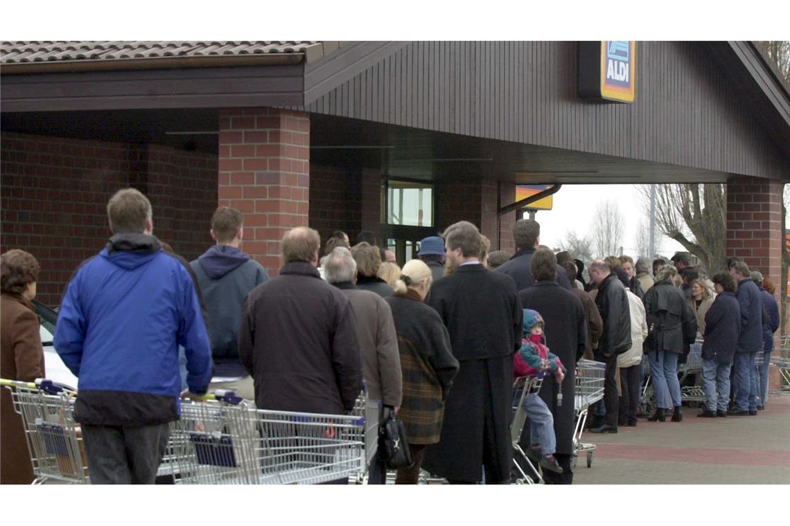 Aldi-PC kommt ins Haus der Geschichte Schlangestehen für einen Aldi-PC. (Archivbild)