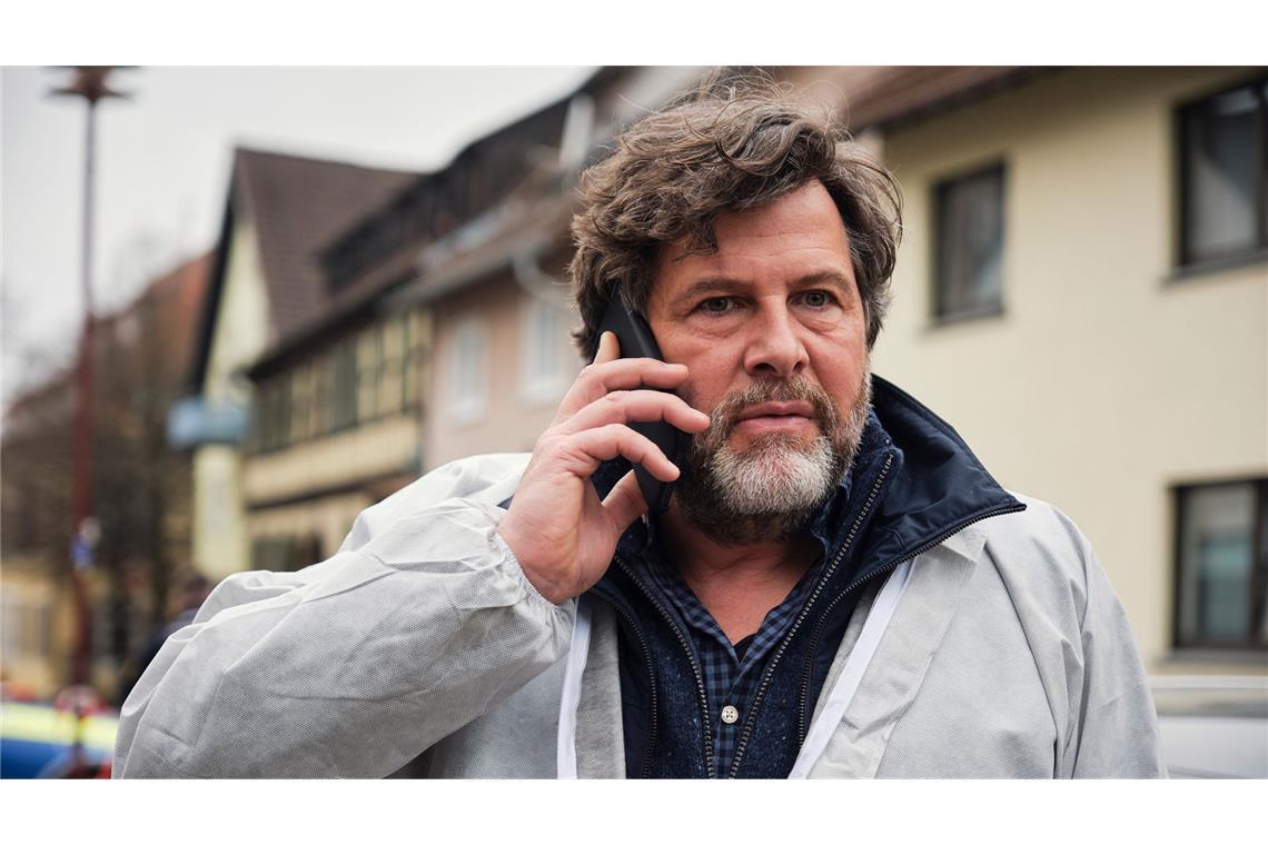 Schlechte Nachrichten für Berg: Sein Bruder ist aus der Psychiatrie geflohen.