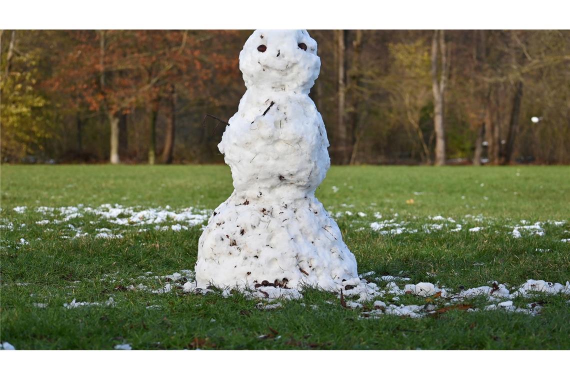 Bilder des Tages Schlechte Zeiten für Schneemänner. Ein Schneemann steht auf einer grünen Wiese im Englischen Garten in München. In den kommenden Tagen sollen die Temperaturen deutlich ansteigen.