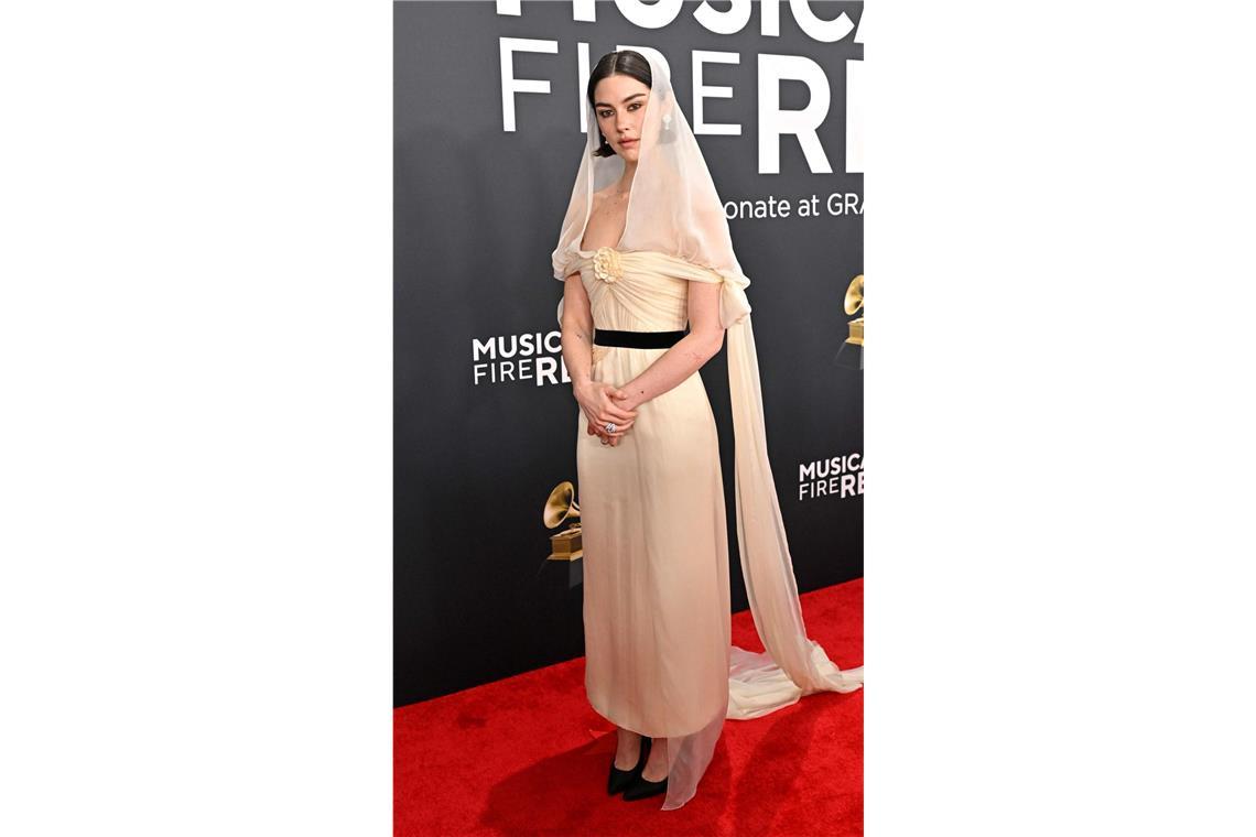Die schönsten (und schlimmsten) Grammy-Looks Schleierhaft: Gracie Abrams in einem cremefarbenen Off-Shoulder-Kleid von Chanel.