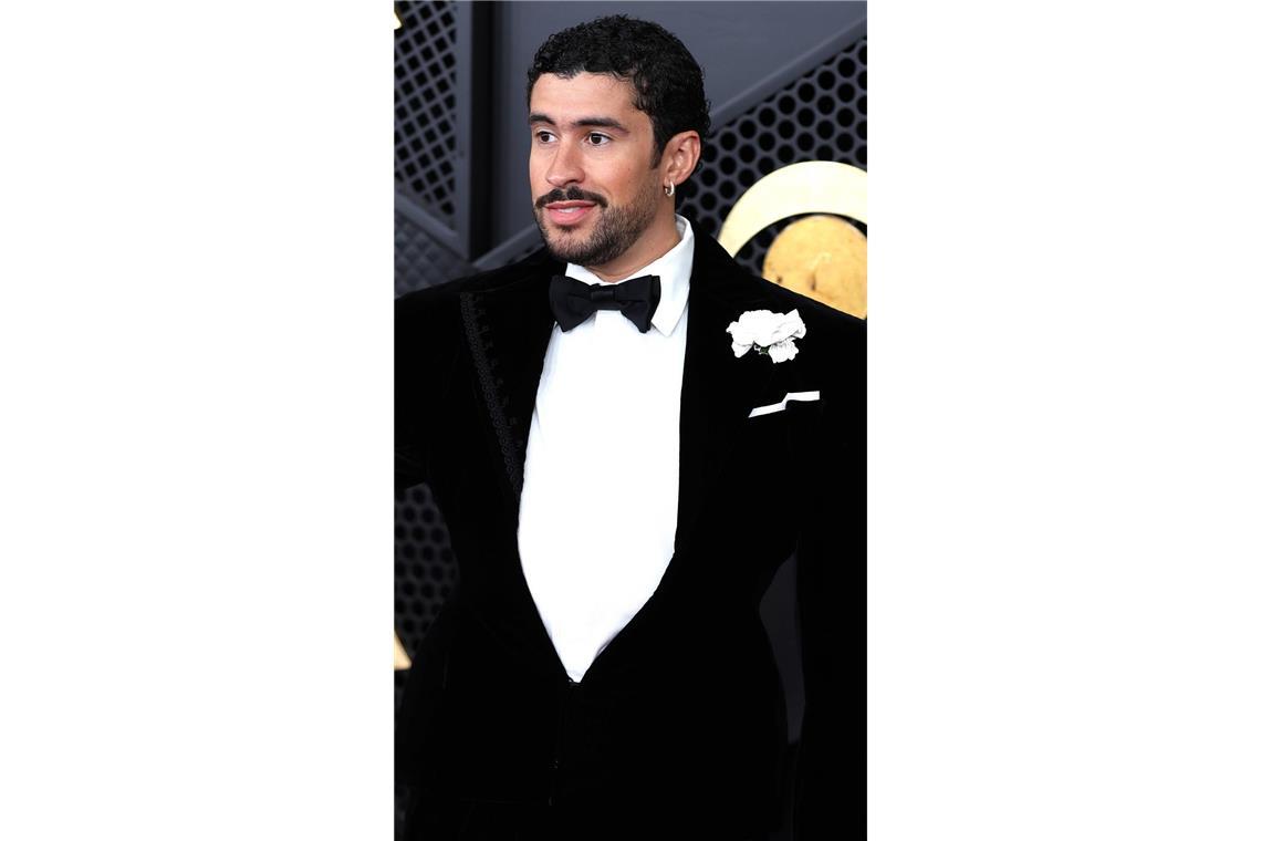 Schlicht, aber nicht minder cool: das Sakko von Sänger Bad Bunny.