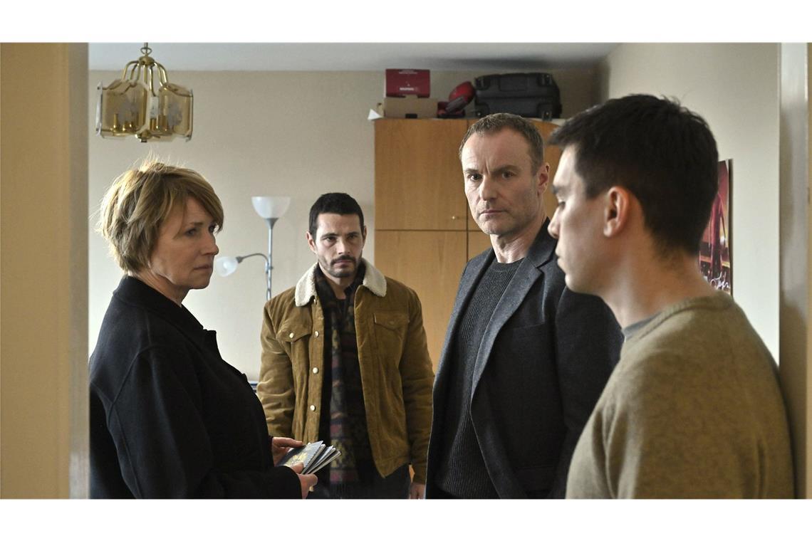 Einfach nur leben – um das geht es in „Erika Mustermann“ aus Berlin Schließlich finden die Kommissare heraus, wo der Tote wirklich gewohnt hat: in einer WG mit seinem Bruder Luis (Henry Morales, re.) und Gabriel (Alberto Wolf, zweiter von li.) Alle drei kommen aus Venezuela und sind illegale Wirtschaftsflüchtlinge.