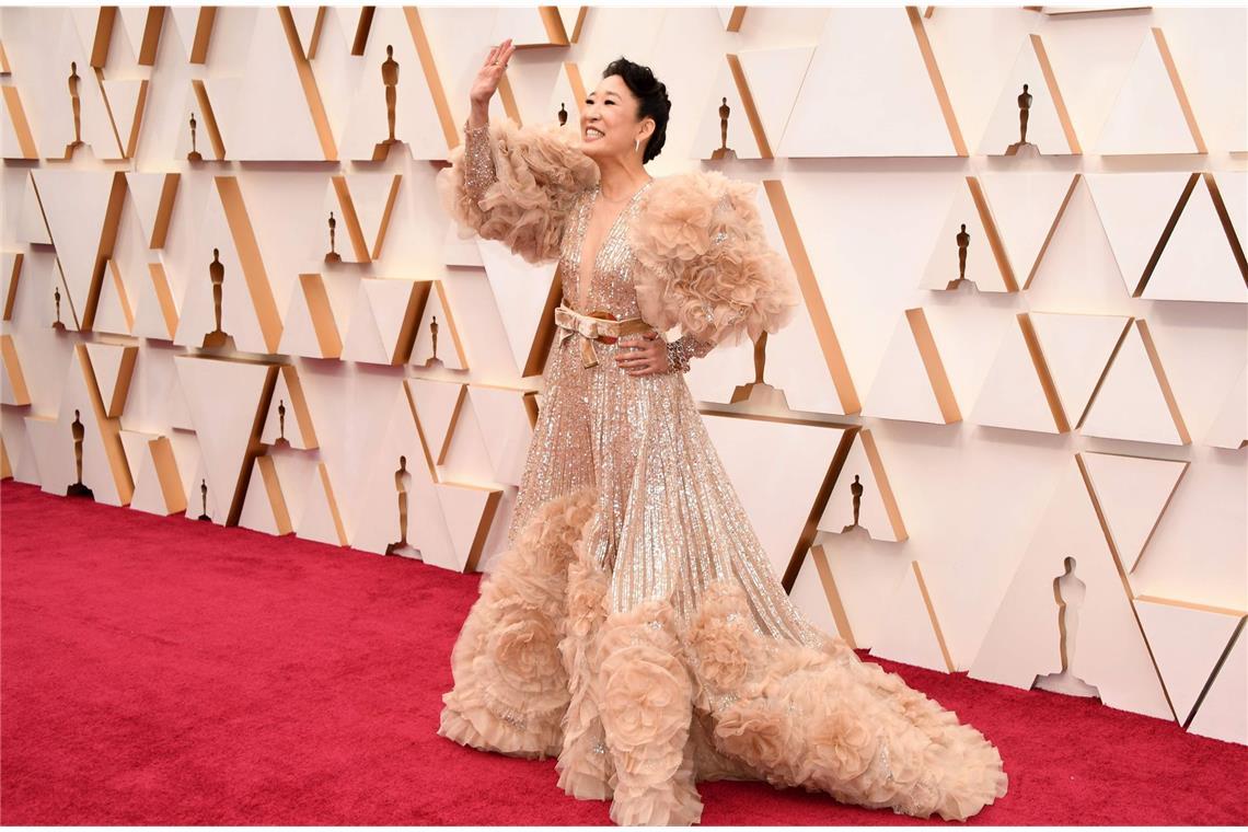 Die schlimmsten Oscar-Kleider aller Zeiten Schlimmer geht’s nimmer – Saum und Ärmel sahen aus wie von Tiffy aus der Sesamstraße geklaut und die Schleife setzte dem No-Go-Look von <b>Sandra Oh</b> im Jahr 2020 die Krone auf.