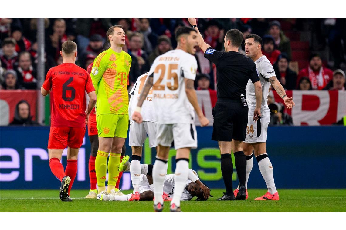 "Ein heißer Tanz": Kompany muss Taktik-Genie Alonso knacken Schlüsselszene im Pokal-Duell: Bayern-Torwart Manuel Neuer sieht die Rote Karte nach einem Foul außerhalb des Strafraums.