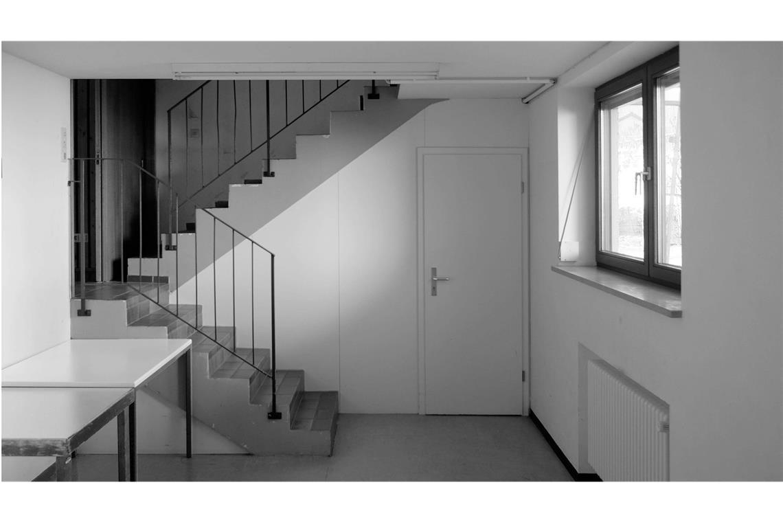 Junge Stuttgarter Architekten entwerfen ein Haus fürs ganze Dorf Schmale Treppenaufgänge. Die Treppe wurde versetzt, doch . . .
