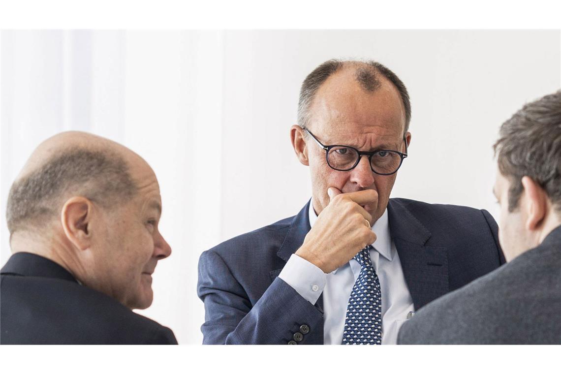 Jetzt kommt Friedrich Merz in der Realität an Schmerzhaft, aber nicht überraschend: Die SPD sperrt sich gegen den Plan faktischer Grenzschließungen von CDU-Chef Friedrich Merz (Mitte).