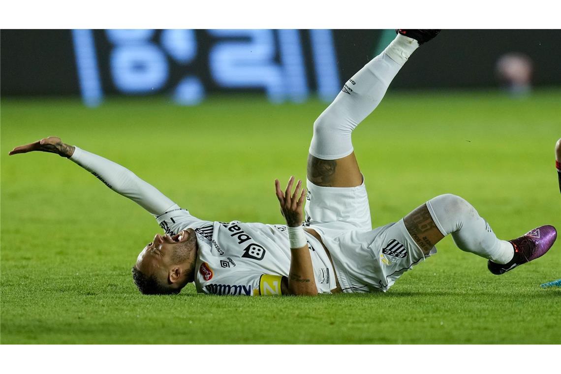 Bilder des Tages Schmerzhafter Moment: Neymar nach Foul bei Santos-Spiel am Boden