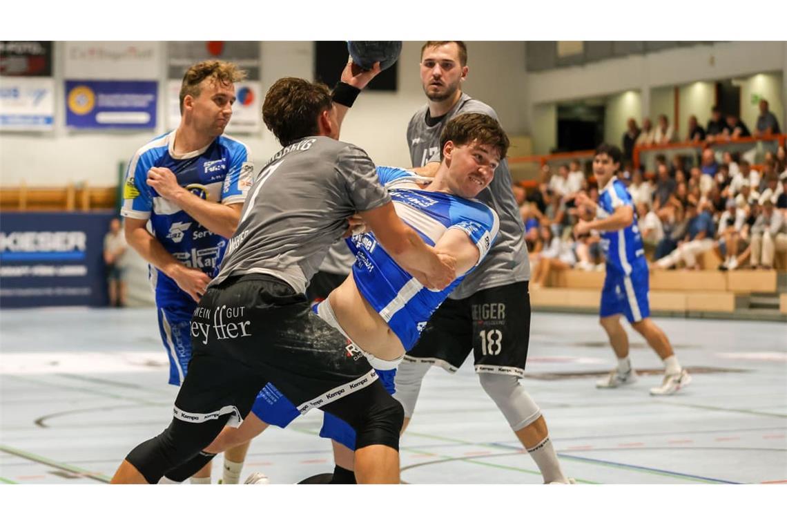 Schmidens neuer Kreisläufer Philipp Eckstein bekam nach der Pause das Vertrauen von Trainer Richard Babjak und machte in der von vielen Zweikämpfen geprägten Partie seine Sache vorn wie hinten gut.