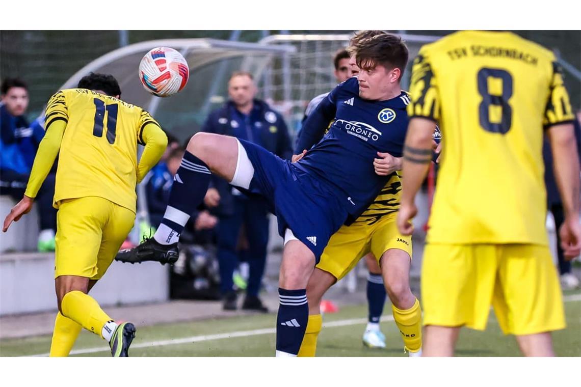 Schmidens Stürmer Oliver Bach triftt gegen die Spvgg Gammesfeld zweimal und bereitet zudem den Treffer zu 2:0 von Michael Buckenberger vor.