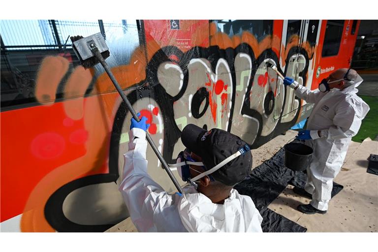 Schmierereien verursachen Millionen-Schäden bei der Bahn. (Archivbild)