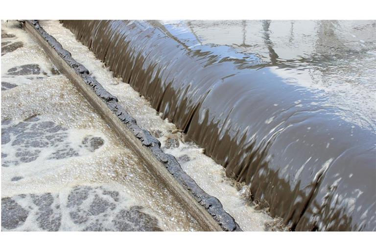 Schmutziges Wasser muss mit viel Aufwand geklärt werden. Die EU legt nun eine Initiative vor, die den Schutz der Gewässer zum Ziel hat.