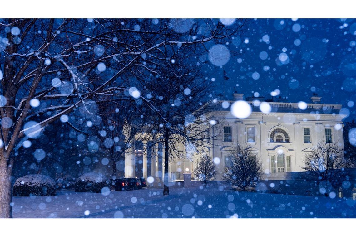 Bilder des Tages Schnee fällt auf das beleuchtete Weiße Haus in Washington.