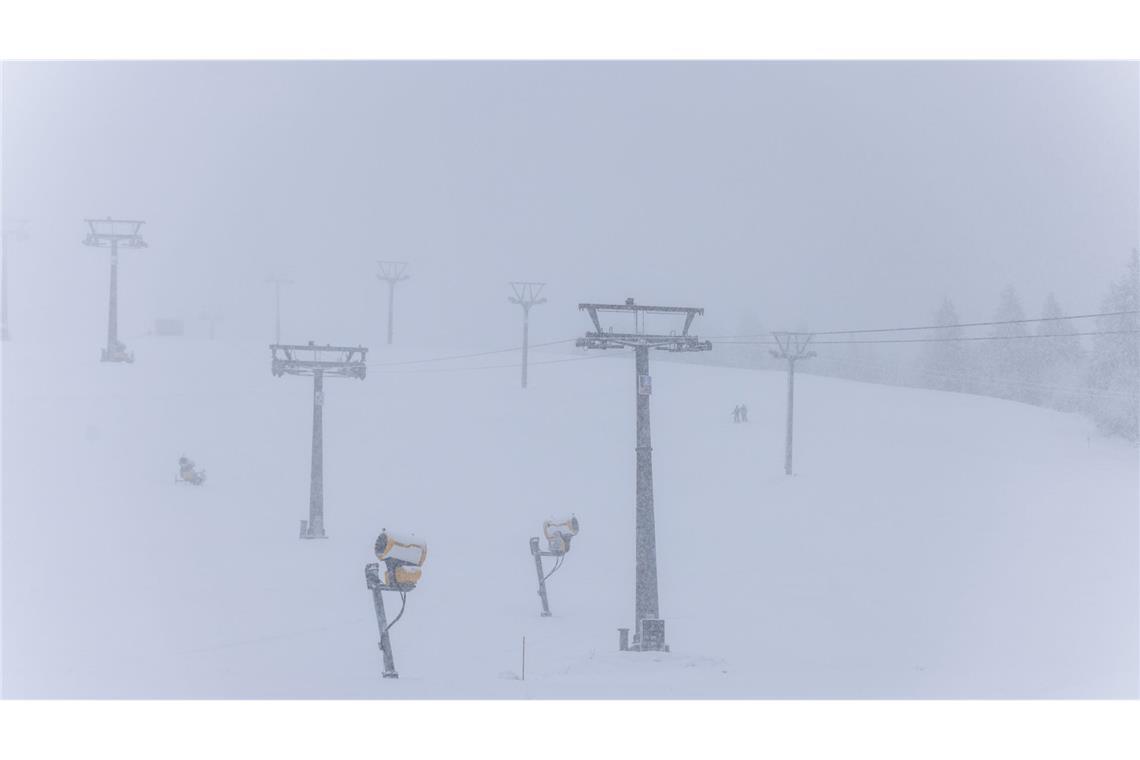 Mehr als 200 Unfälle im Südwesten – Behinderungen auf A81 Schnee fällt nahe der Talstation der Feldbergbahn auf eine Skipiste.