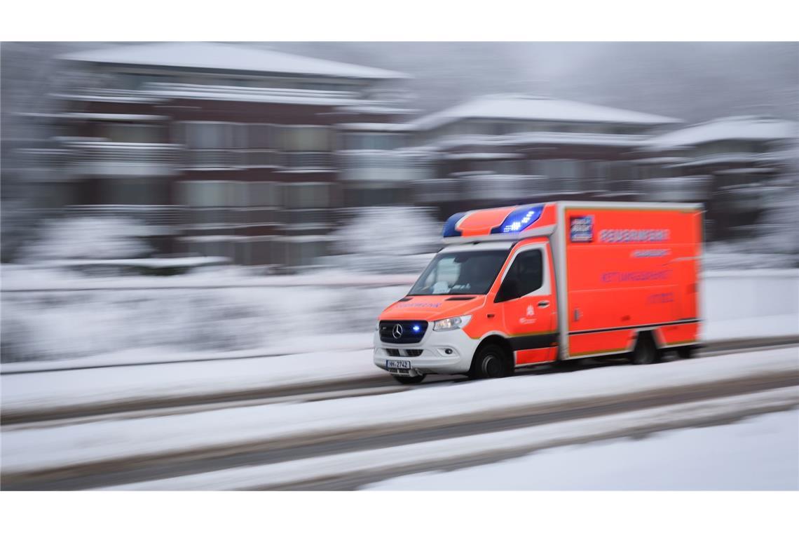 Schnee, Glätte und Kälte - der Wintereinbruch hat vielerorts in Deutschland den Verkehr behindert und Reisepläne durchkreuzt