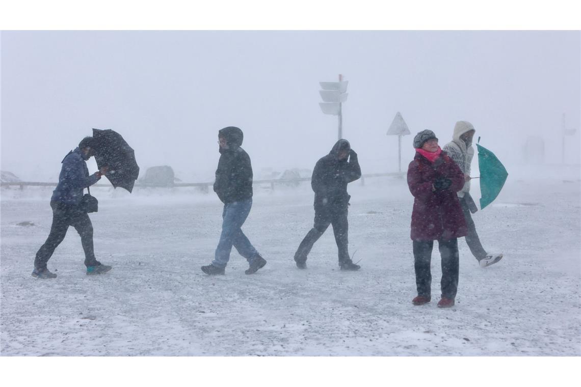 Bilder des Tages Schnee im Oberharz: Wanderer gehen bei frostigen Temperaturen und Wind auf dem Brocken entlang.
