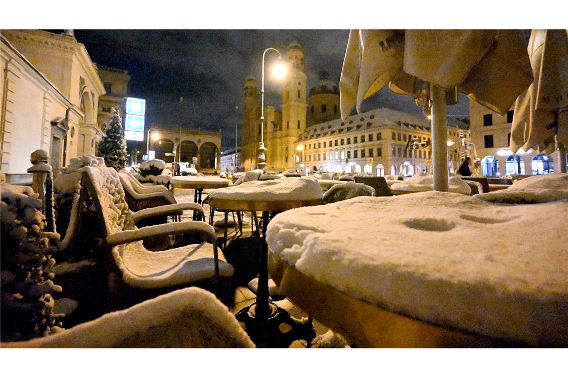 Bilder des Tages Schnee liegt auf einem Tisch des Restaurant Tambosi am Odeonsplatz in München.