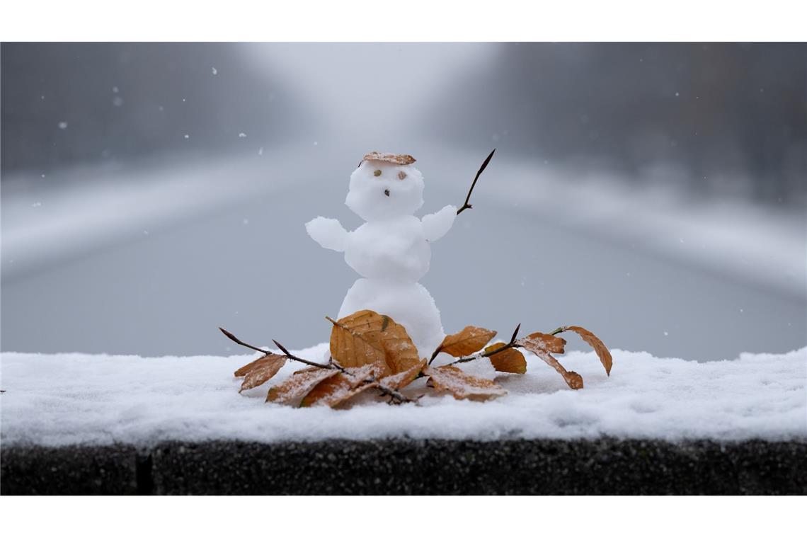 Schnee löst bei vielen Erwachsenen einen kindlichen Spieltrieb aus - das wirkt positiv.