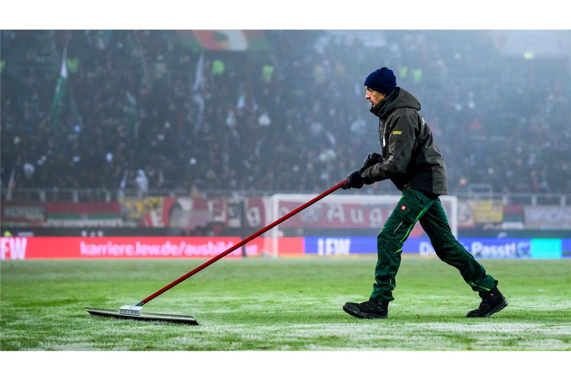 Schnee schippen ist angesagt: Die Fußball-Bundesliga vor dem Start. (Archivbild)