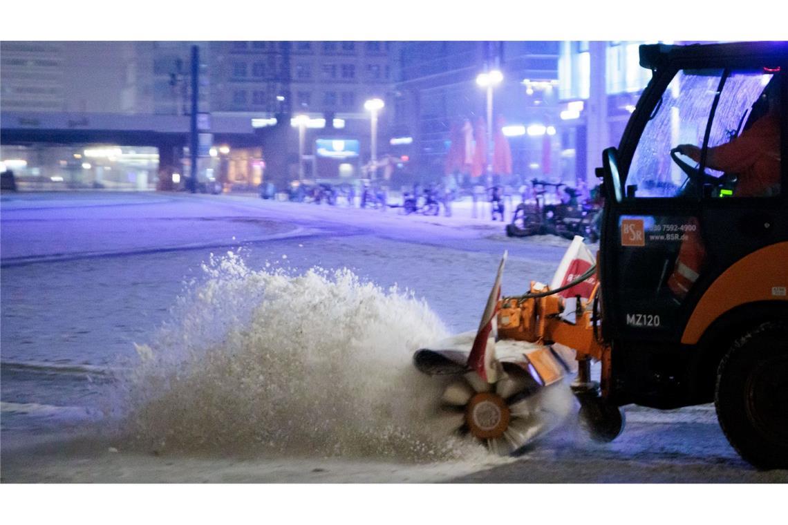 Schnee und Eis in der Hauptstadt: BSR räumt den Alexanderplatz