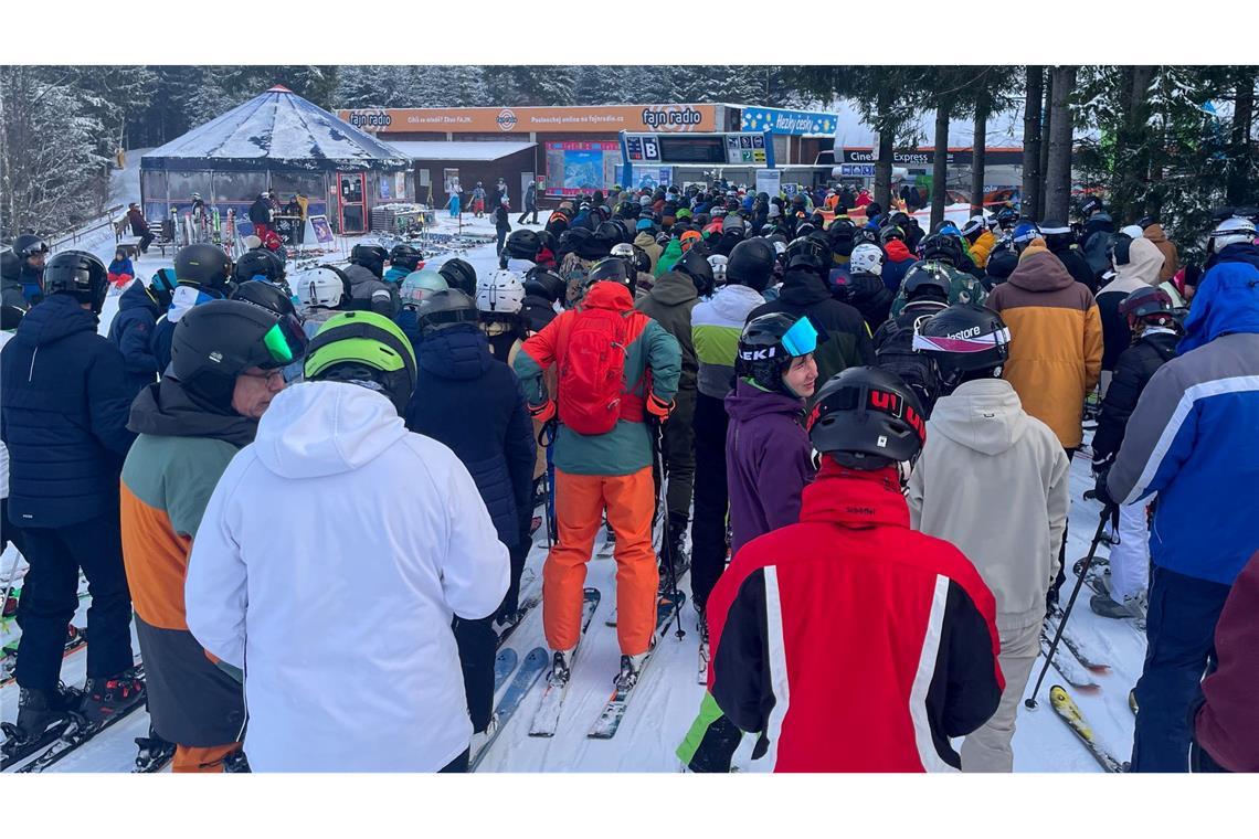 Bilder des Tages Schnee und Rodel trotz alledem. Auch wenn die Schneeverhältnisse nicht ideal sind, drängen sich doch zahlreiche Wintersportler vor einem Skilift am Keilberg im Erzgebirge.