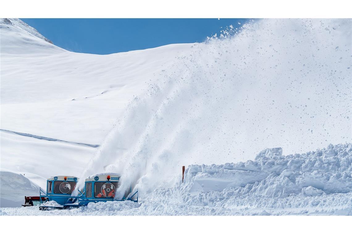Schneefräsen machen im Mai die Großglockner-Hochalpenstraße frei (Archiv).