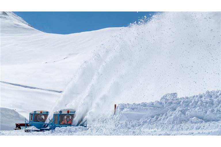 Schneefräsen machen im Mai die Großglockner-Hochalpenstraße frei (Archiv).