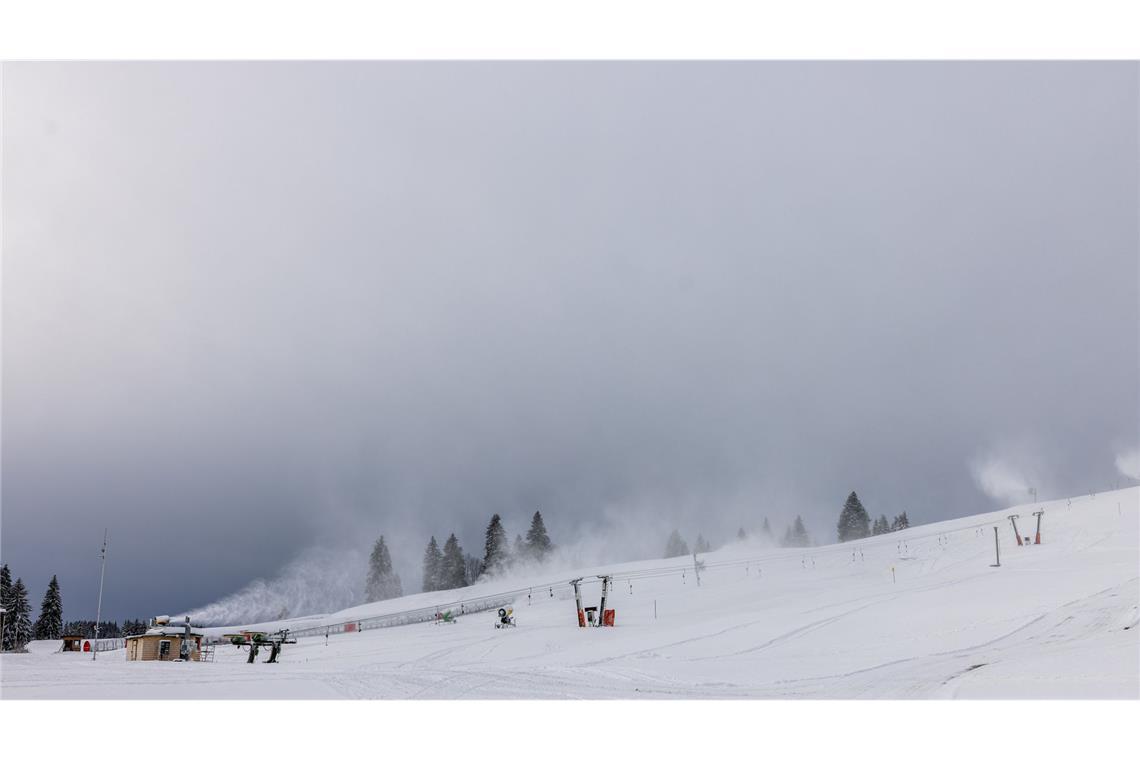 Mehr als 200 Unfälle im Südwesten – Behinderungen auf A81 Schneekanonen auf einer Skipiste in Feldberg produzieren sogenannten „technischen Schnee“. Nach Angaben des Deutschen Wetterdienstes werden vor allem die Hochlagen des Landes von weiteren Schneefällen betroffen sein.