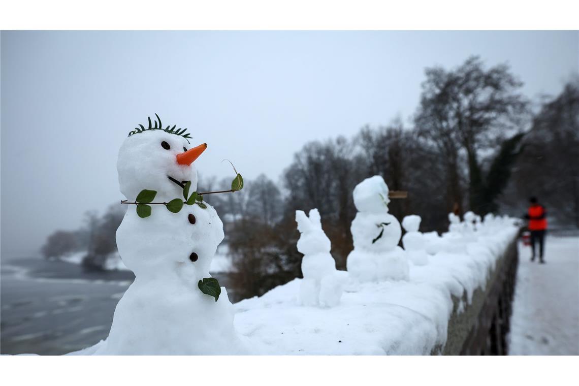 Schneemannparade entlang der Alster.