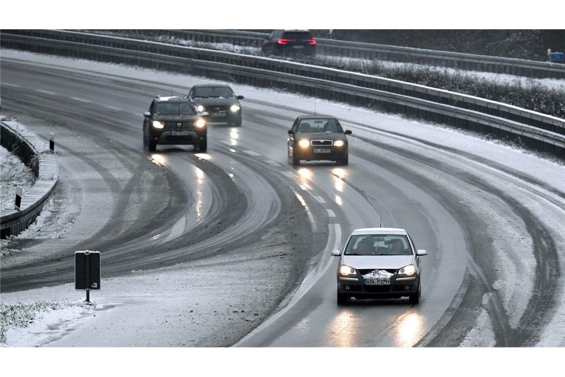Glatteis und Schnee bringen Verkehr durcheinander Schneematsch auf der A52 bei Gelsenkirchen. Vielerorts sind die Straßen infolge von gefrierendem Regen spiegelglatt.