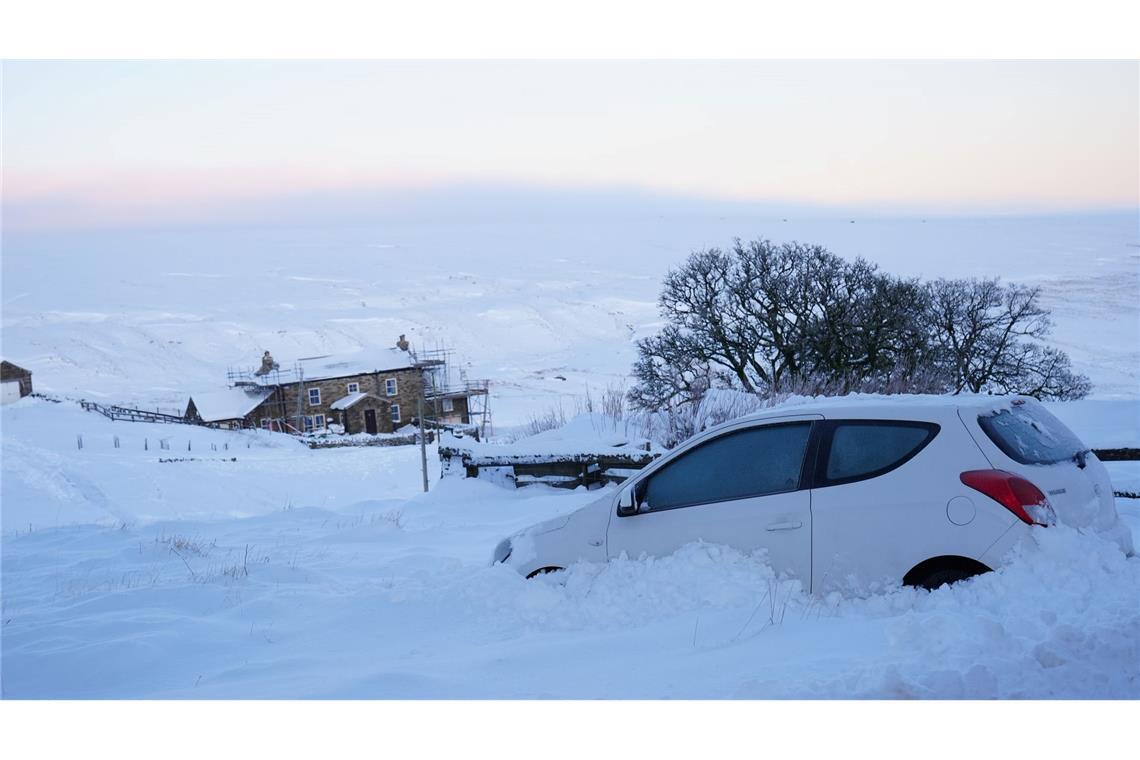 Bilder des Tages Schneemobil: Ein Auto steckt in Großbritannien in Northumberland im Schnee.